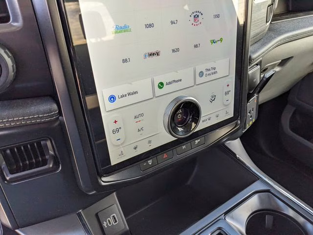 2025 Oxford White Ford F-150 Lightning Flash AWD Truck