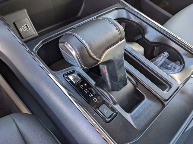 2025 Oxford White Ford F-150 Lightning Flash AWD Truck