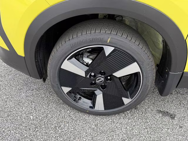 2026 Yuzu Yellow/Super Black Nissan Kicks SR FWD SUV