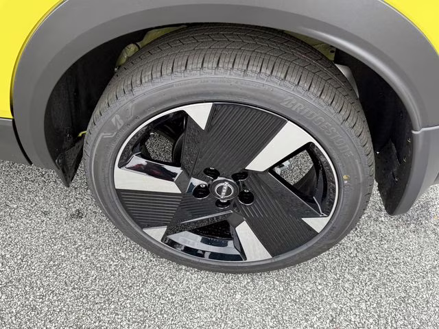 2026 Yuzu Yellow/Super Black Nissan Kicks SR FWD SUV