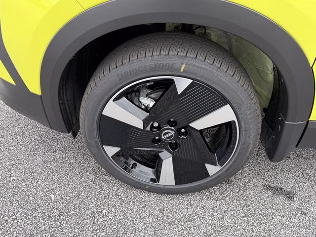 2026 Yuzu Yellow/Super Black Nissan Kicks SR FWD SUV