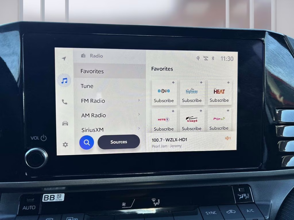 2025 Wind Chill Pearl Toyota Camry SE FWD Sedan