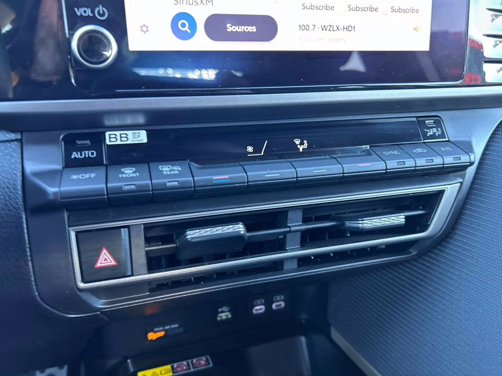 2025 Wind Chill Pearl Toyota Camry SE FWD Sedan