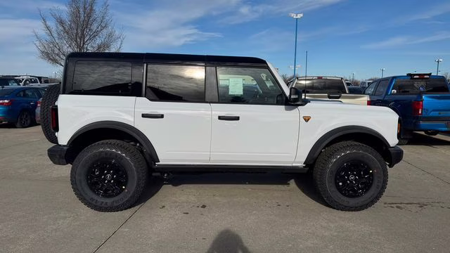 2025 Oxford White Ford Bronco Badlands 4X4 SUV