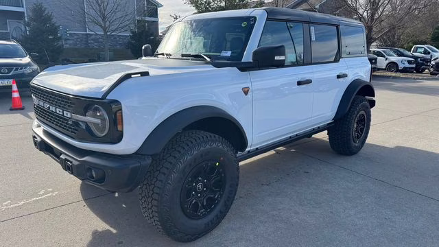 2025 Oxford White Ford Bronco Badlands 4X4 SUV
