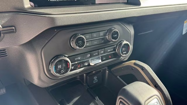 2025 Oxford White Ford Bronco Badlands 4X4 SUV