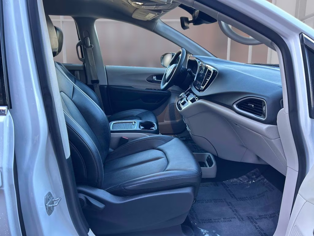 2024 Bright White Clearcoat Chrysler Pacifica Touring L FWD Van