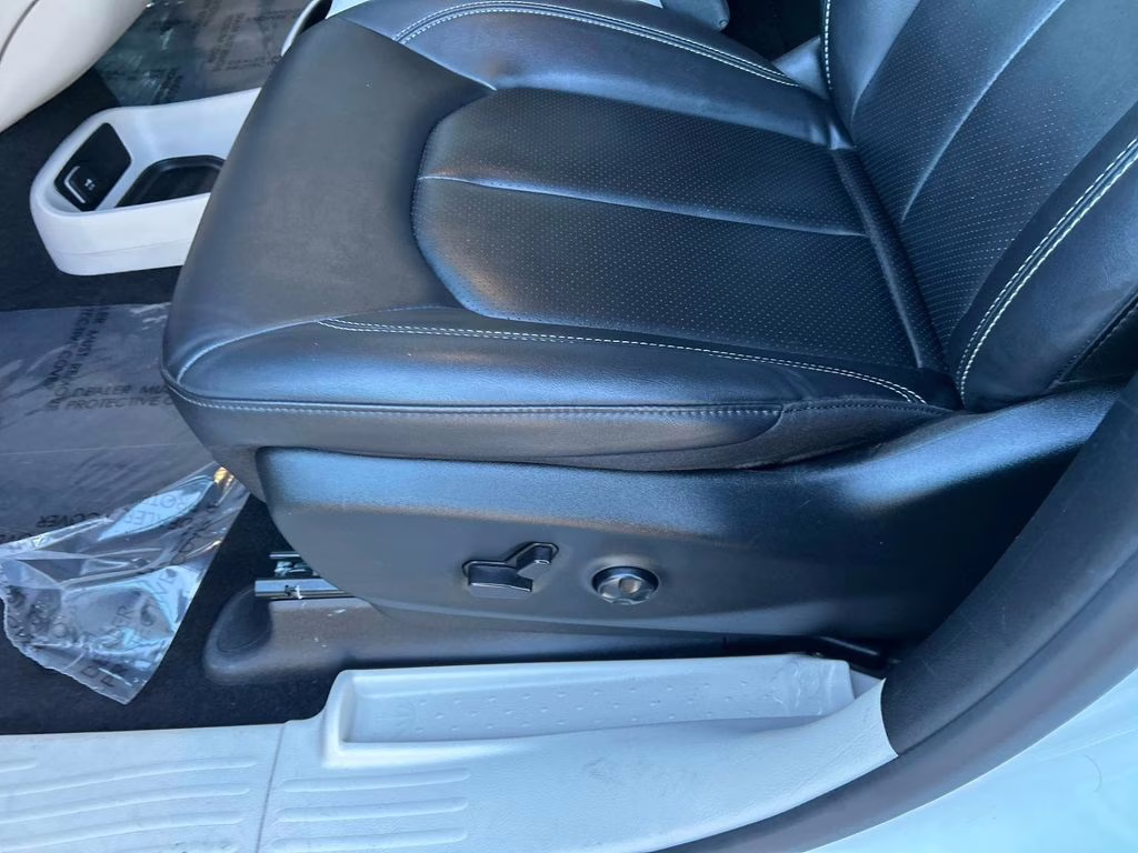 2024 Bright White Clearcoat Chrysler Pacifica Touring L FWD Van