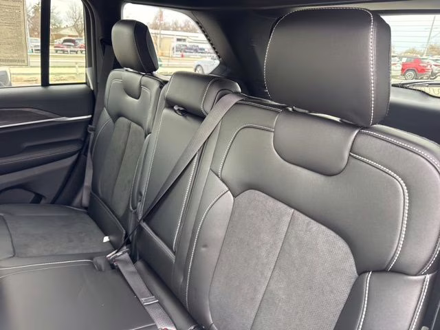 2026 Bright White Clearcoat Jeep Grand Cherokee Altitude RWD SUV