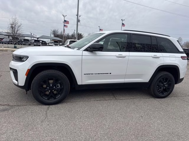 2026 Bright White Clearcoat Jeep Grand Cherokee Altitude RWD SUV