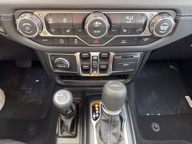 2026 Crystal Metallic Jeep Gladiator Sahara 4X4 Truck