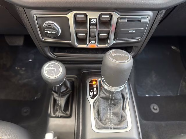2026 Crystal Metallic Jeep Gladiator Sahara 4X4 Truck