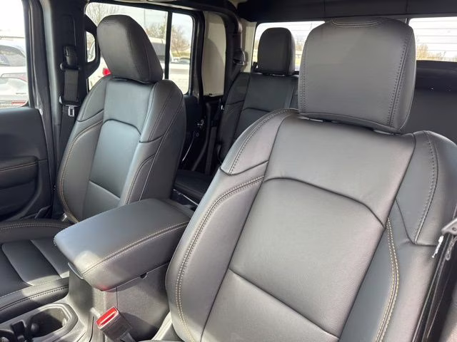 2026 Crystal Metallic Jeep Gladiator Sahara 4X4 Truck