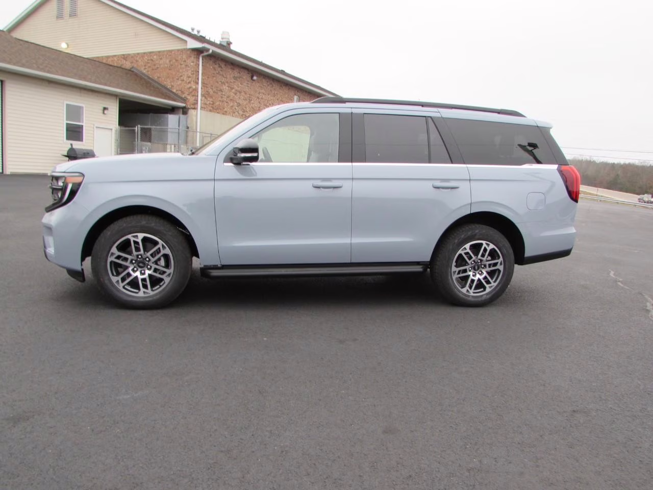 2026 Glacier Gray Metallic Tri-Coat Ford Expedition Active 4X4 SUV