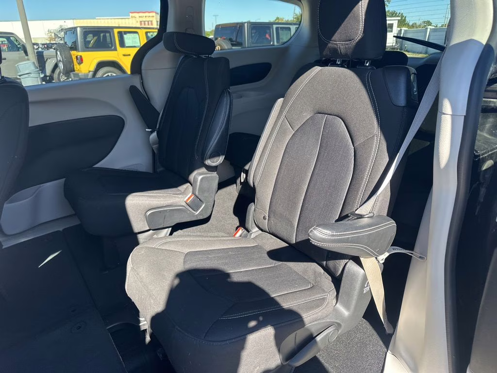 2024 Diamond Black Crystal Pearlcoat Chrysler Voyager LX FWD Van