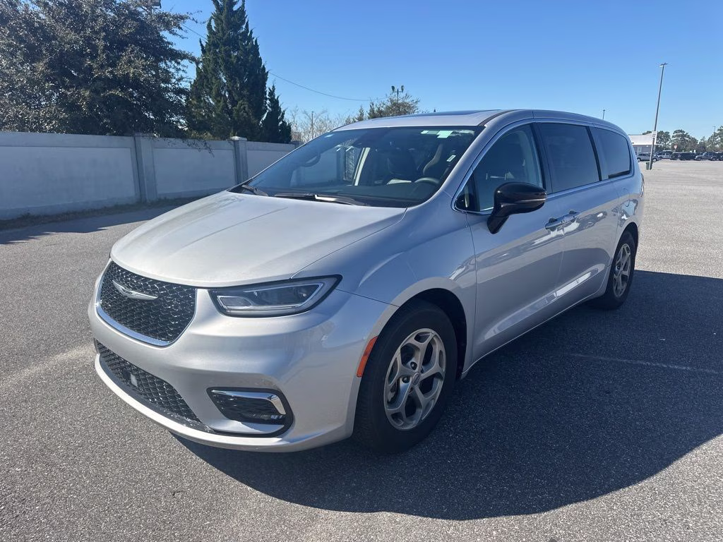 2024 Chrysler Pacifica Limited's photo