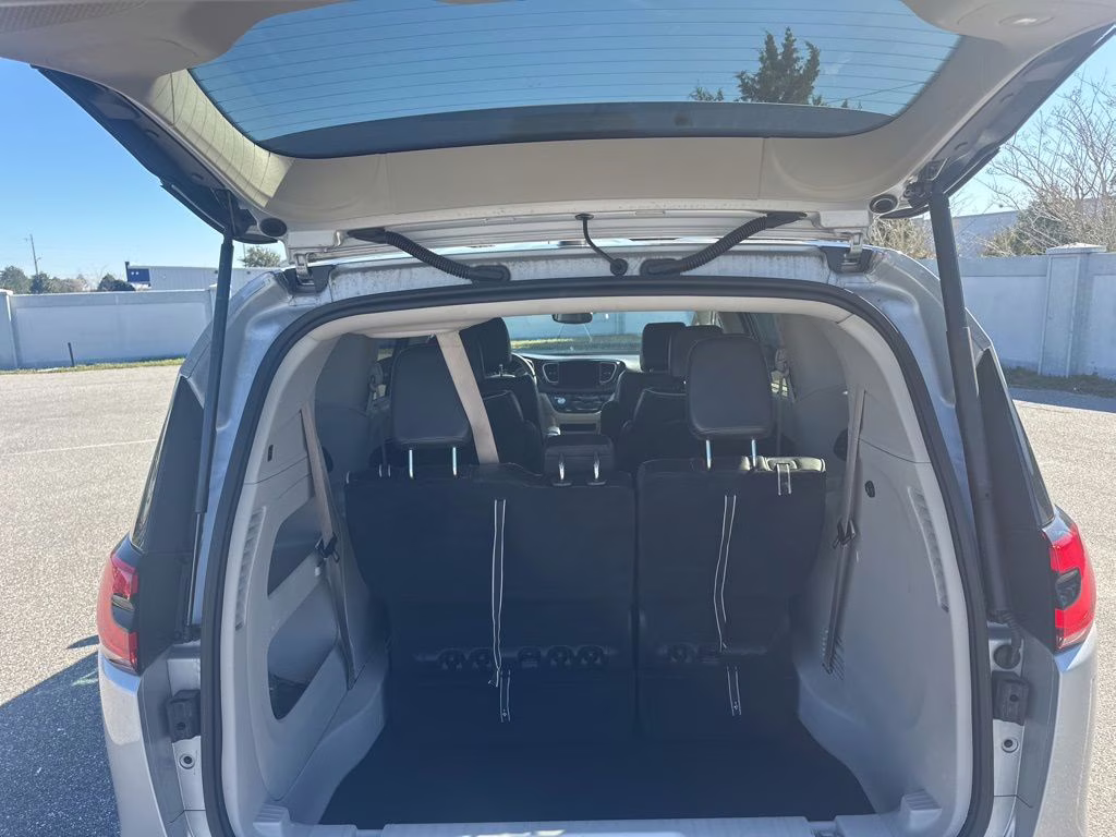 2024 Silver Mist Clearcoat Chrysler Pacifica Limited FWD Van