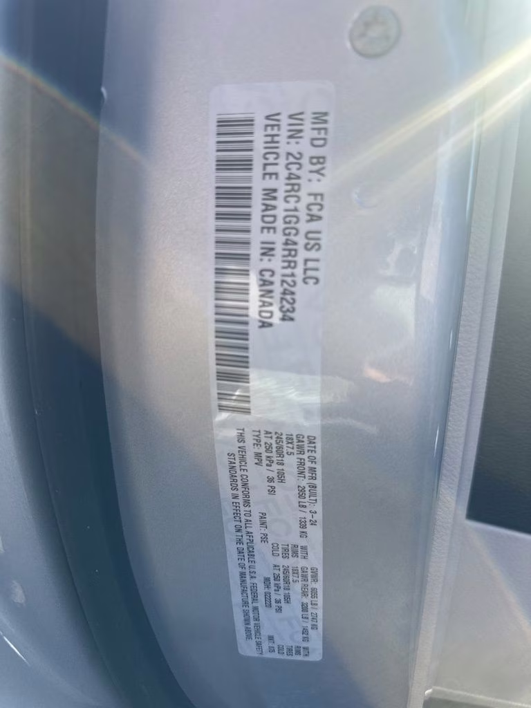 2024 Silver Mist Clearcoat Chrysler Pacifica Limited FWD Van