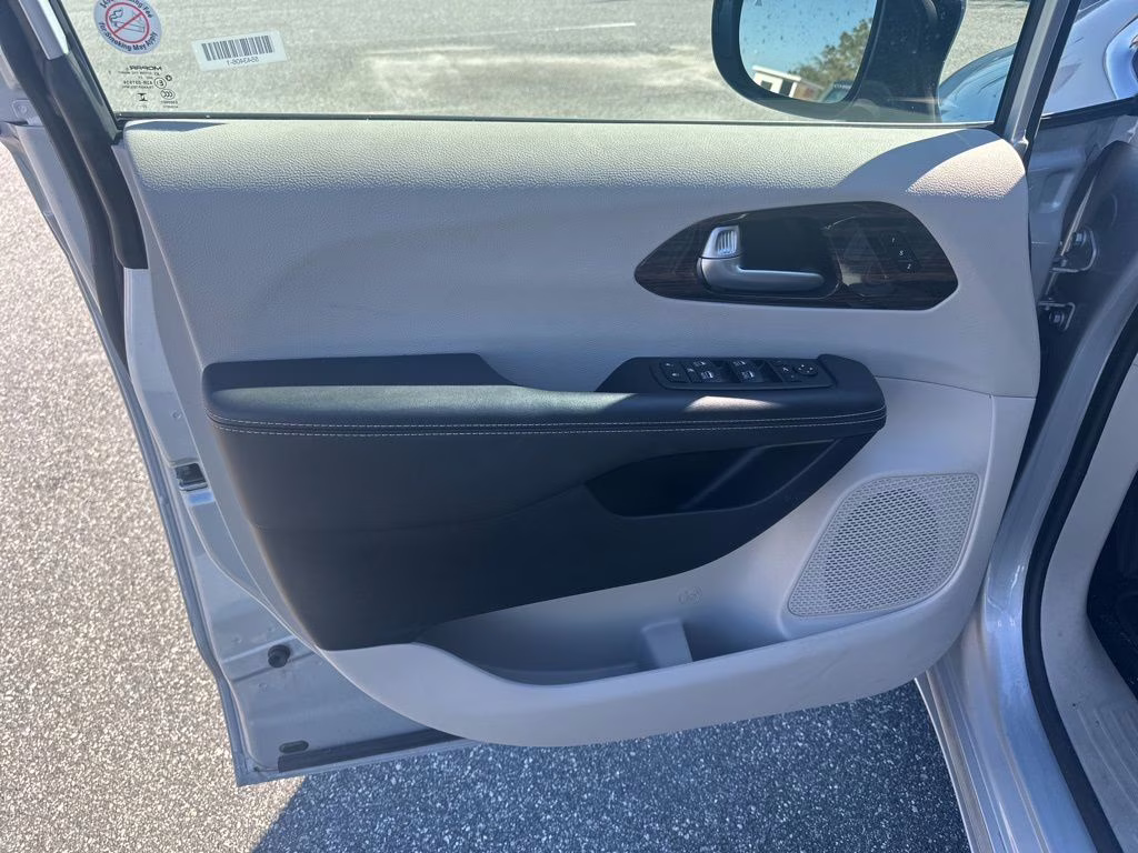 2024 Silver Mist Clearcoat Chrysler Pacifica Limited FWD Van