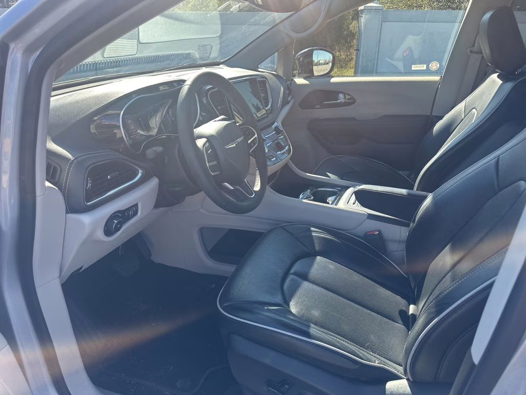 2024 Silver Mist Clearcoat Chrysler Pacifica Limited FWD Van