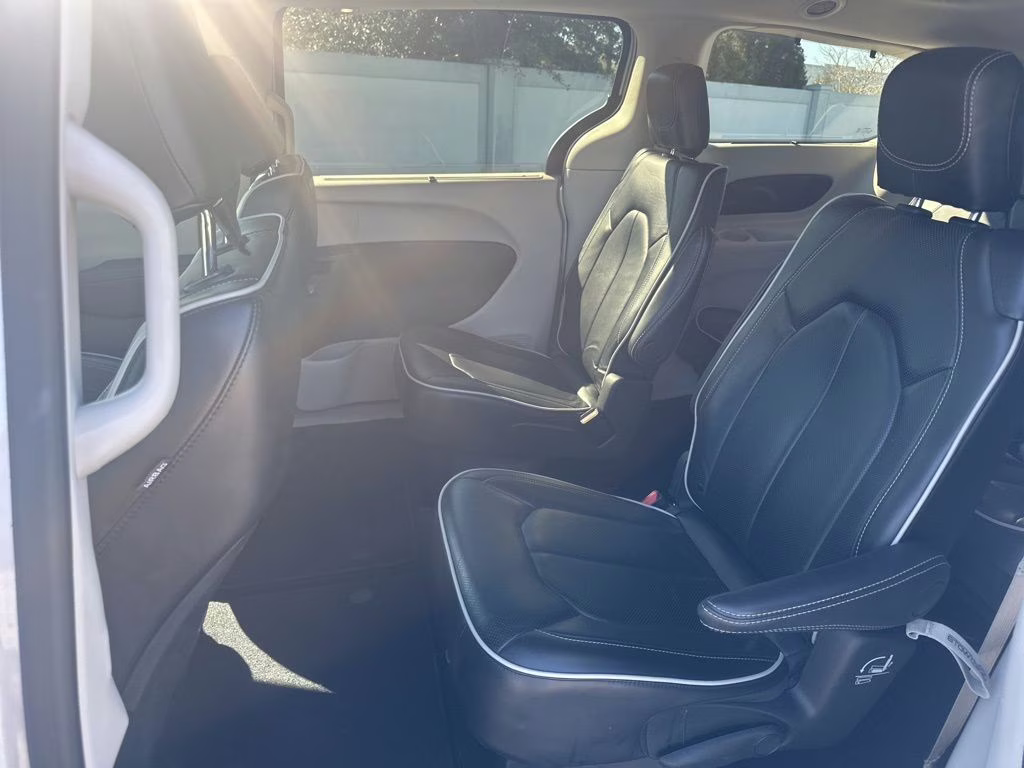 2024 Silver Mist Clearcoat Chrysler Pacifica Limited FWD Van