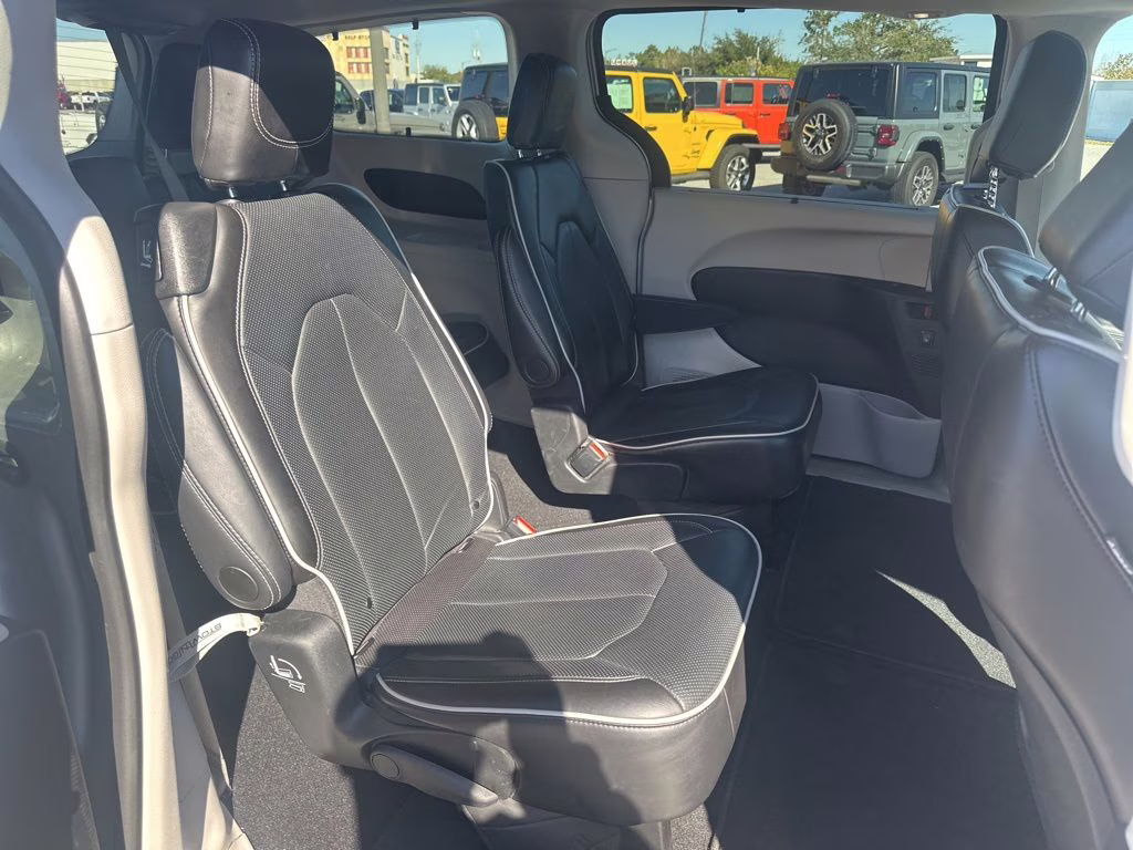 2024 Silver Mist Clearcoat Chrysler Pacifica Limited FWD Van