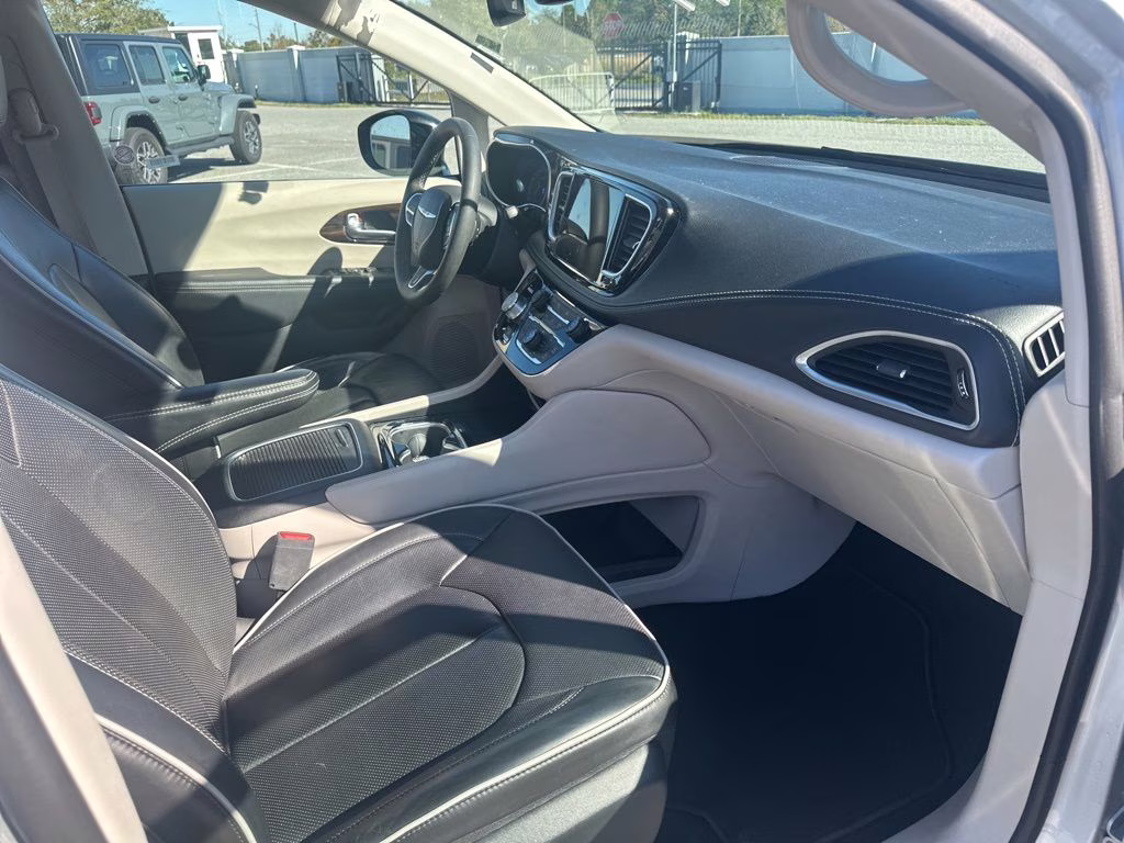 2024 Silver Mist Clearcoat Chrysler Pacifica Limited FWD Van