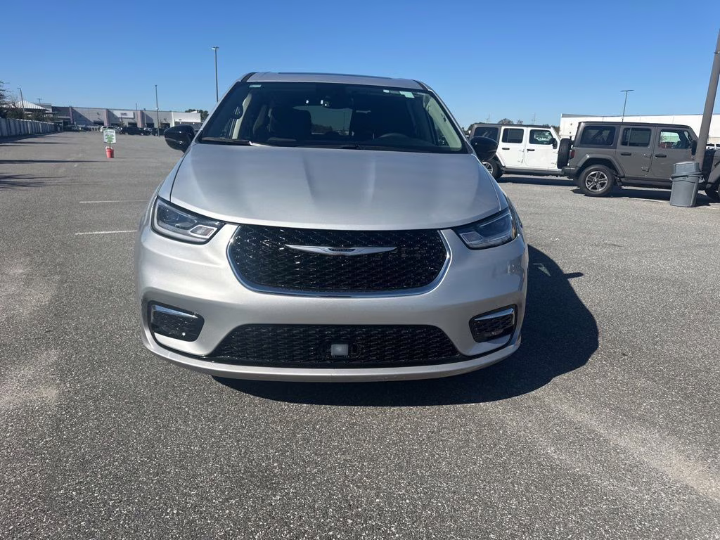 2024 Silver Mist Clearcoat Chrysler Pacifica Limited FWD Van