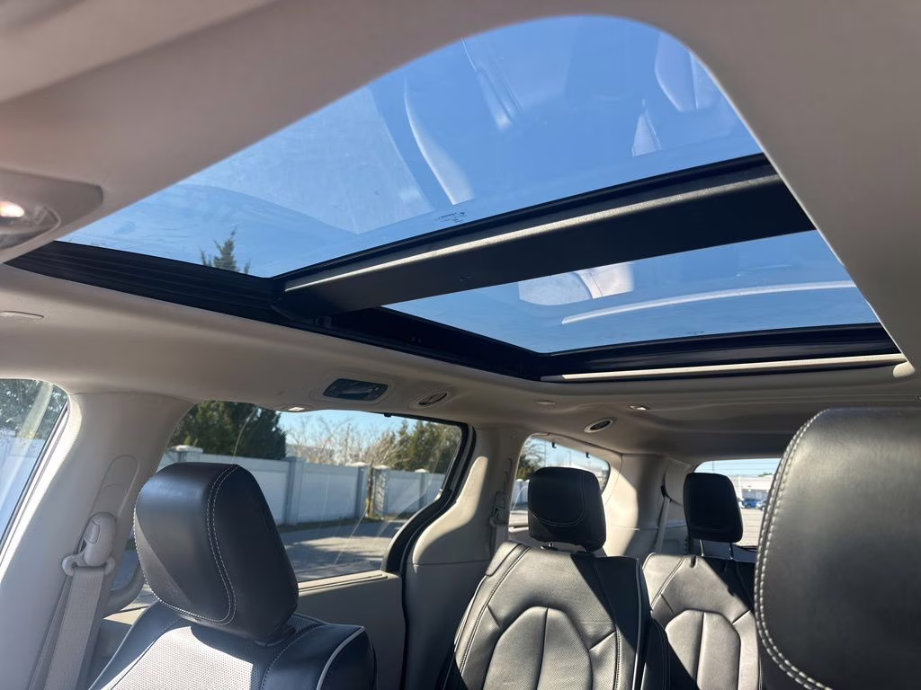 2024 Silver Mist Clearcoat Chrysler Pacifica Limited FWD Van