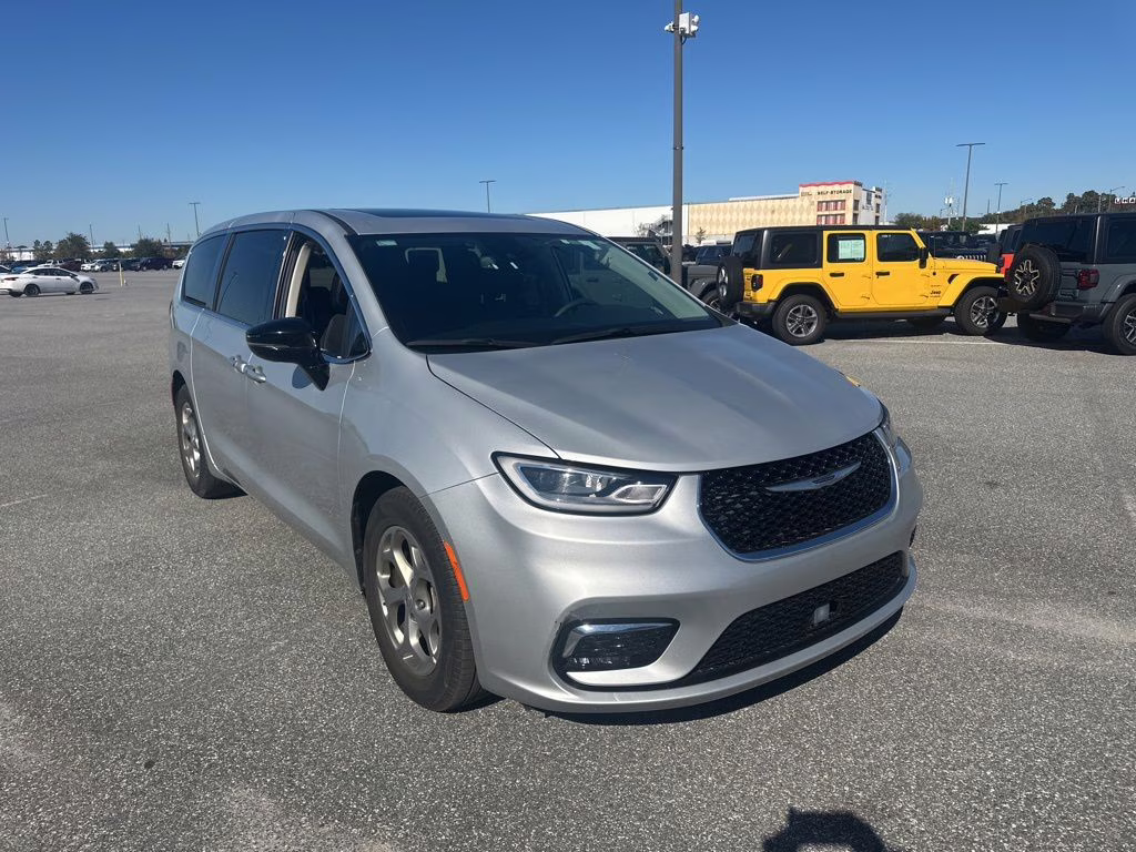 2024 Silver Mist Clearcoat Chrysler Pacifica Limited FWD Van