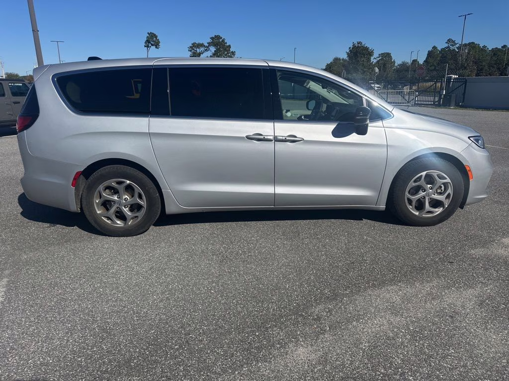 2024 Silver Mist Clearcoat Chrysler Pacifica Limited FWD Van