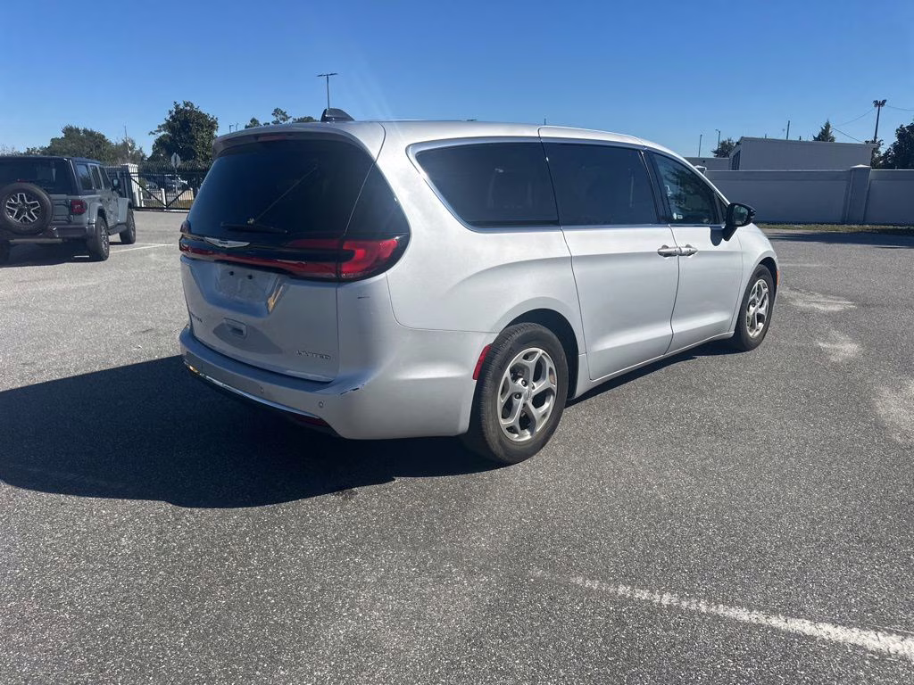2024 Silver Mist Clearcoat Chrysler Pacifica Limited FWD Van