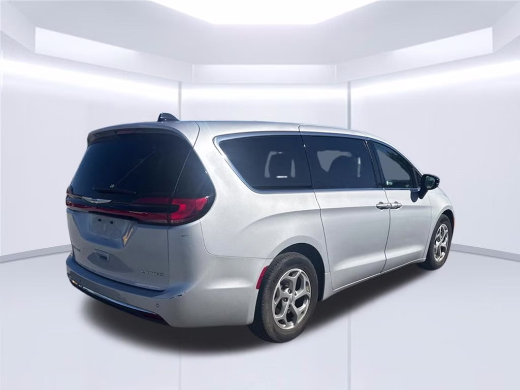 2024 Silver Mist Clearcoat Chrysler Pacifica Limited FWD Van