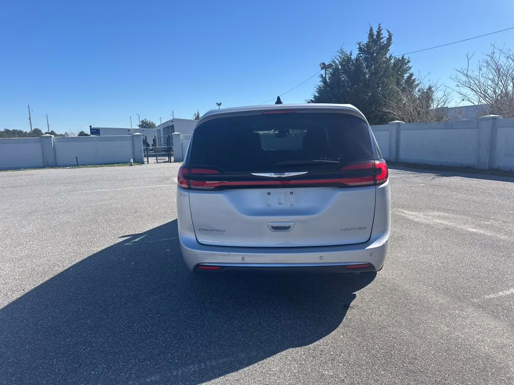 2024 Silver Mist Clearcoat Chrysler Pacifica Limited FWD Van