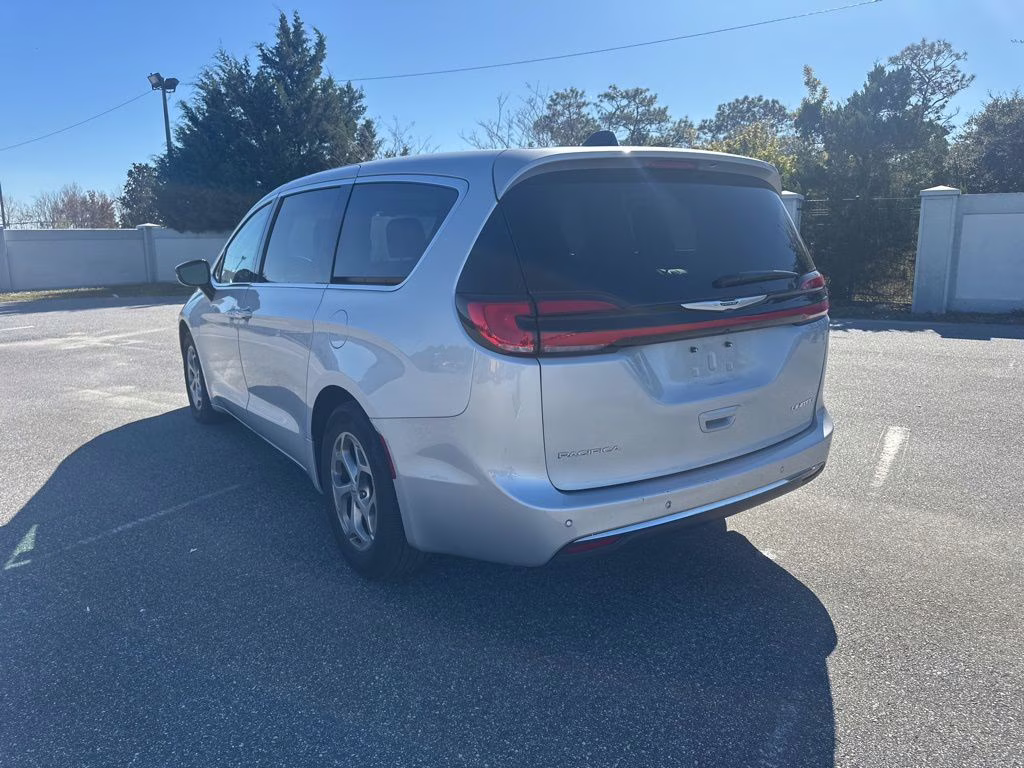 2024 Silver Mist Clearcoat Chrysler Pacifica Limited FWD Van
