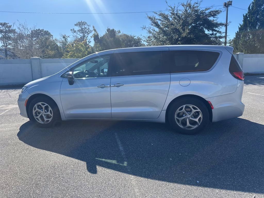 2024 Silver Mist Clearcoat Chrysler Pacifica Limited FWD Van