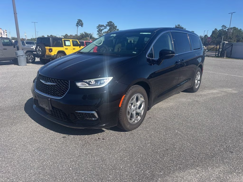 2024 Chrysler Pacifica Limited's photo