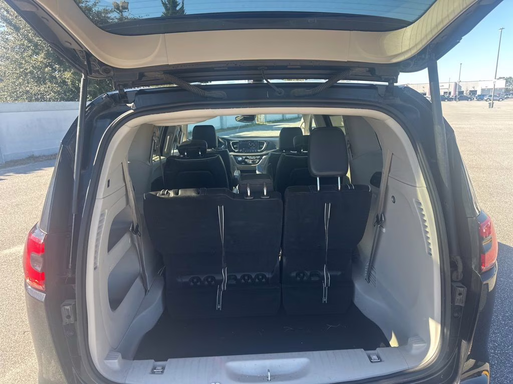2024 Diamond Black Crystal Pearlcoat Chrysler Pacifica Limited FWD Van