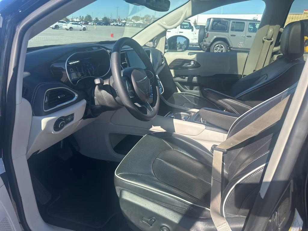 2024 Diamond Black Crystal Pearlcoat Chrysler Pacifica Limited FWD Van