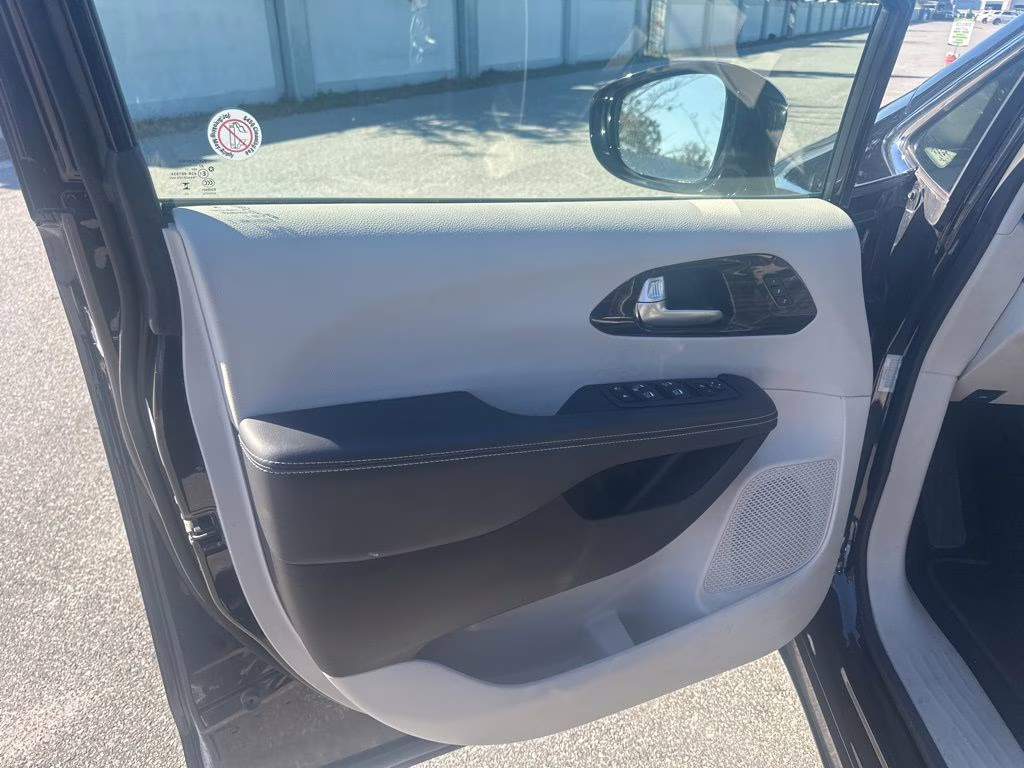 2024 Diamond Black Crystal Pearlcoat Chrysler Pacifica Limited FWD Van
