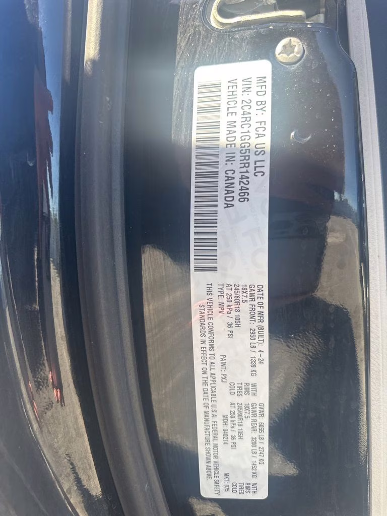 2024 Diamond Black Crystal Pearlcoat Chrysler Pacifica Limited FWD Van