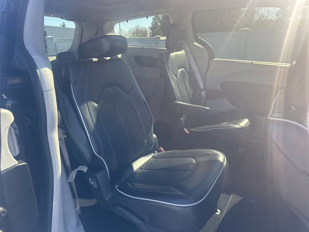 2024 Diamond Black Crystal Pearlcoat Chrysler Pacifica Limited FWD Van