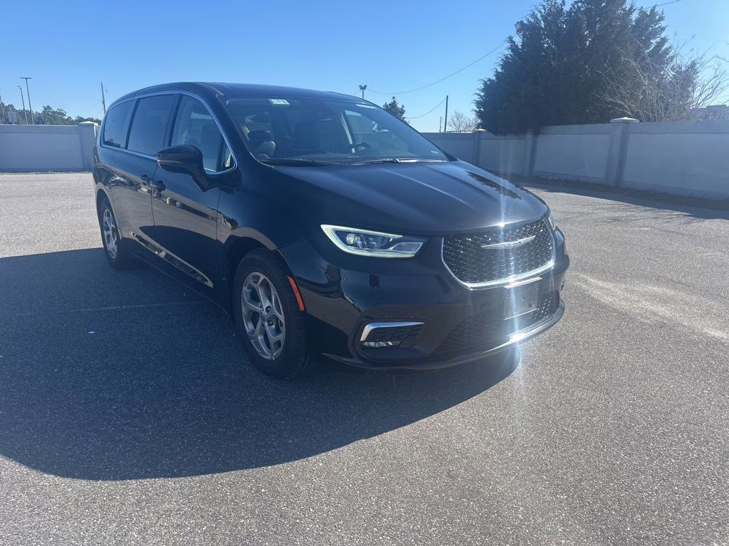 2024 Diamond Black Crystal Pearlcoat Chrysler Pacifica Limited FWD Van