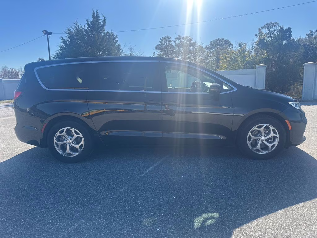 2024 Diamond Black Crystal Pearlcoat Chrysler Pacifica Limited FWD Van