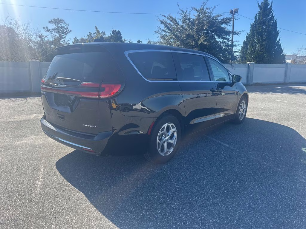 2024 Diamond Black Crystal Pearlcoat Chrysler Pacifica Limited FWD Van