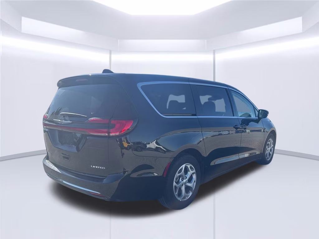 2024 Diamond Black Crystal Pearlcoat Chrysler Pacifica Limited FWD Van
