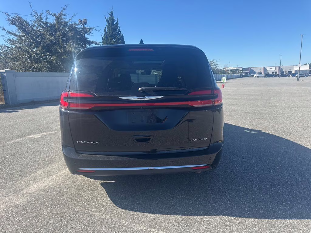 2024 Diamond Black Crystal Pearlcoat Chrysler Pacifica Limited FWD Van