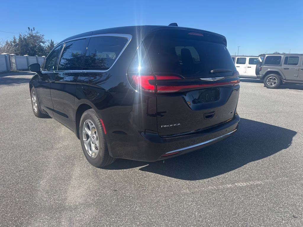 2024 Diamond Black Crystal Pearlcoat Chrysler Pacifica Limited FWD Van
