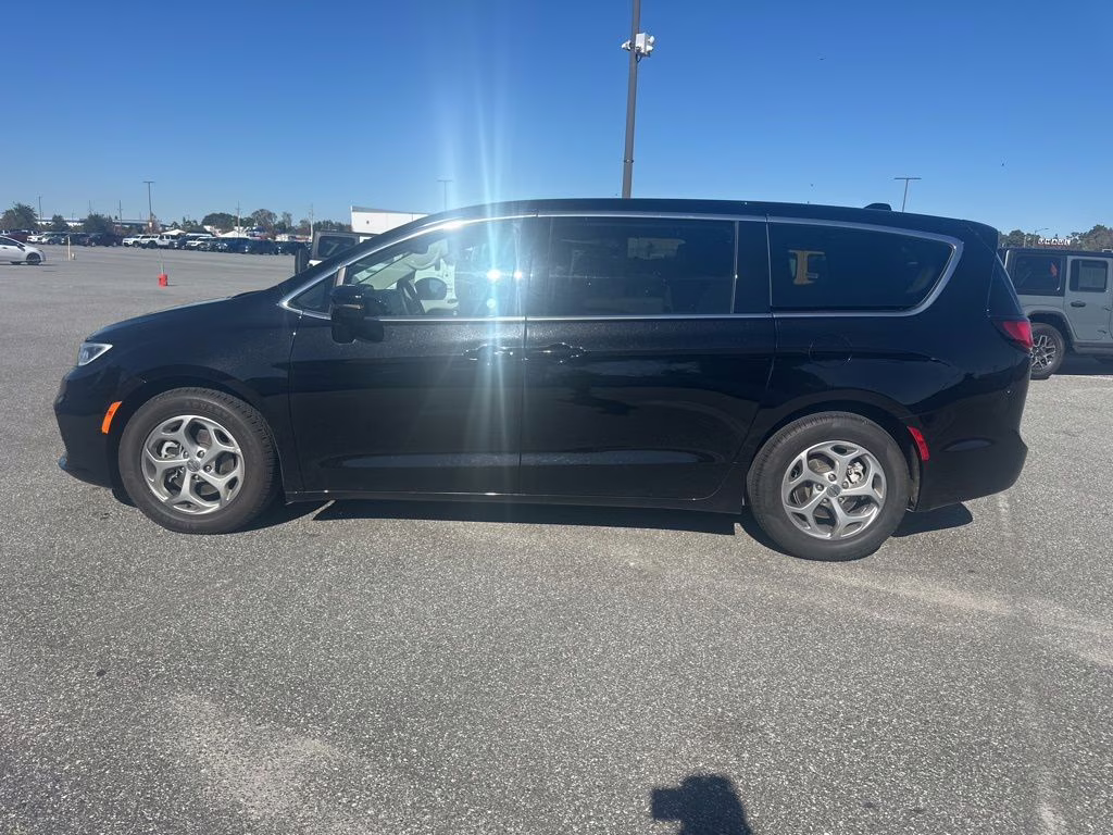 2024 Diamond Black Crystal Pearlcoat Chrysler Pacifica Limited FWD Van
