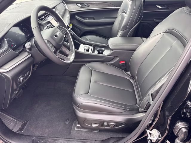 2025 Diamond Black Crystal Pearlcoat Jeep Grand Cherokee Limited 4X4 SUV